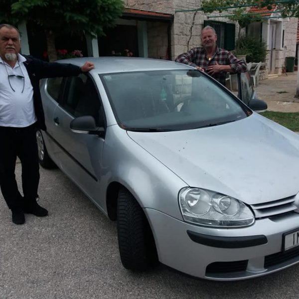 Svećenik poklonio auto