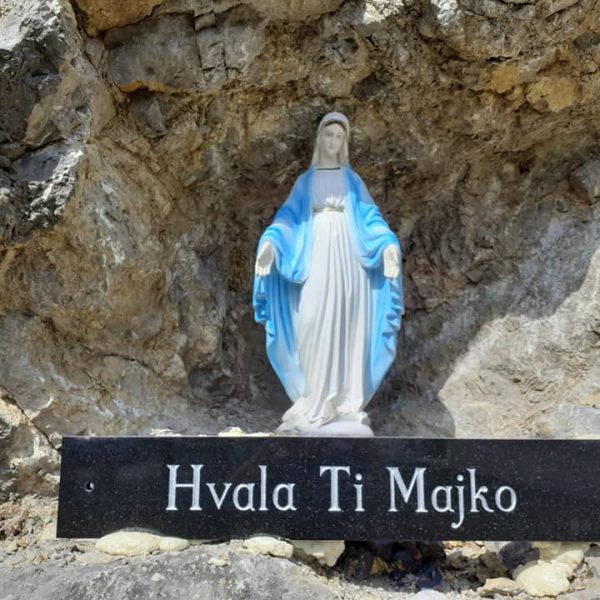 Zahvala – kip Djevice Marije