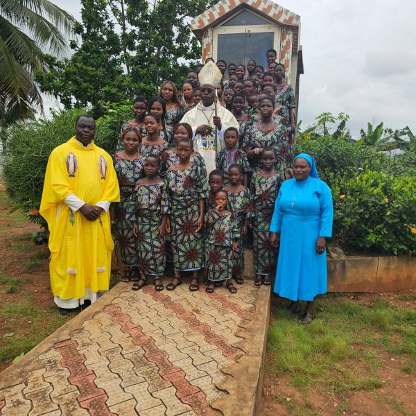 Par fotografija s proslave Desete obljetnice sirotista sv. Ivan Pavao II/Benin-Afrika
